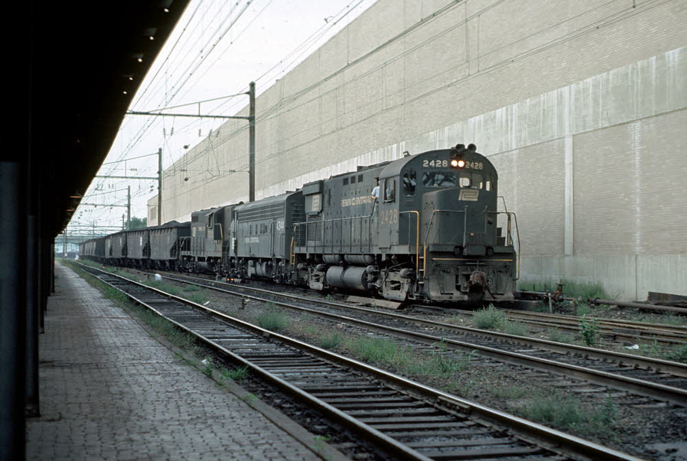 PC_2428[C425]_& TRAIN_Harrisburg,PA_19740900_{00504311}