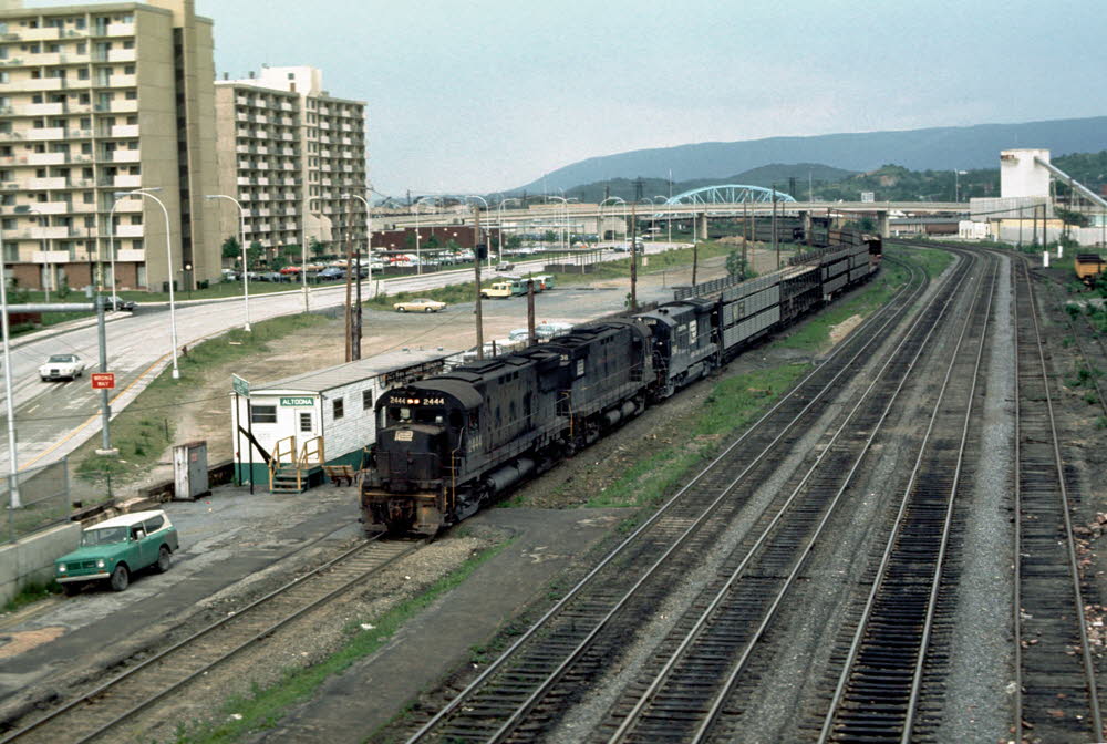 PC_2444[C425]_& TRAIN_Altoona,PA_19760600_{00505707}