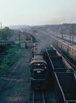 PC_2459[C425]_& TRAIN_East Conway,PA_19760600_{00505966}